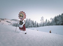 Tradycyjne powitanie nowego roku w w północno-wschodniej Szwajcarii. Tak zwani Silvesterchlausen ruszyli,  by złozyć mieszkańcom  regionu życzenia. 13.01.2024 Hundwil, Szwajcaria