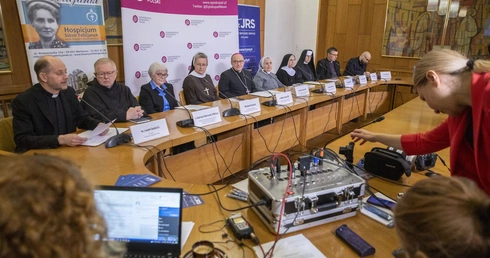 Szukają oblicza Boga w człowieku