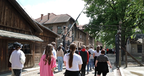 „Zapomnieć to znaczy pozwolić im na nowo umrzeć”. Jak zachować pamięć o ofiarach Auschwitz?