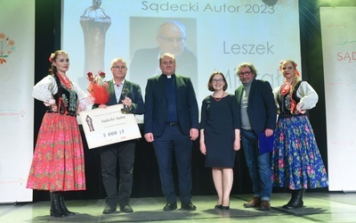 Leszek Migrała (drugi z lewej) z nagrodą w kategorii "sądecki autor".