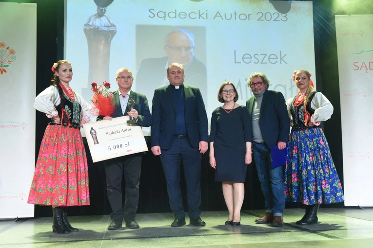 Leszek Migrała (drugi z lewej) z nagrodą w kategorii "sądecki autor".
