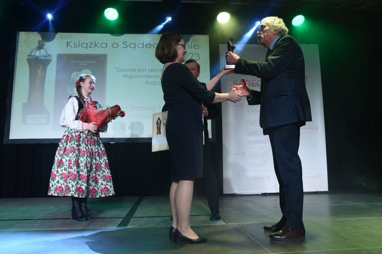 Rafał Skąpski odbiera nagrodę za publikację pamiętnika swojej babci.