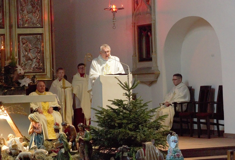 Poświęcenie ołtarza w odnowionym kościele pw. św. Zygmunta i św. Jadwigi Śl. w Kędzierzynie-Koźlu