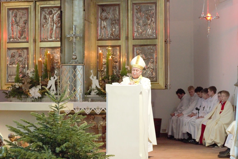 Poświęcenie ołtarza w odnowionym kościele pw. św. Zygmunta i św. Jadwigi Śl. w Kędzierzynie-Koźlu