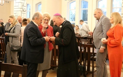 Po Eucharystii było spotkanie wspólnotowe, podczas którego zgromadzeni przełamali się opłatkiem.