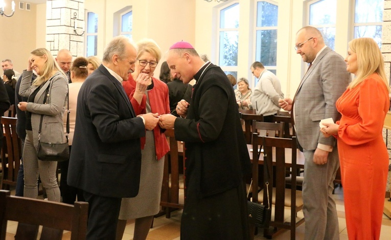 Po Eucharystii było spotkanie wspólnotowe, podczas którego zgromadzeni przełamali się opłatkiem.