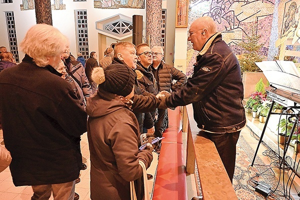 Po liturgii muzyk rozmawiał z mieszkańcami Gdyni, wśród których było wielu uczestników celebracji sprzed pół wieku.