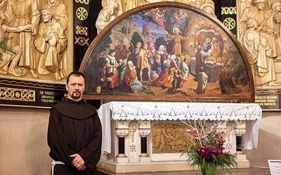 W jednej z kaplic bazyliki wyeksponowano obraz wiszący  na co dzień w wirydarzu klasztoru. Przedstawia scenę  sprzed ośmiuset lat.