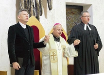 	Biskup, ksiądz ewangelicki i pastor zielonoświątkowy odmawiają „Ojcze nasz”.