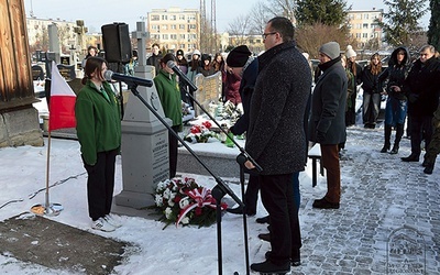 Przy grobie Andrzeja Kozerawskiego delegacje złożyły kwiaty i zapaliły znicze.