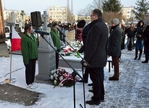 Przy grobie Andrzeja Kozerawskiego delegacje złożyły kwiaty i zapaliły znicze.