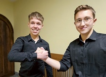 Szymon Jeż (z lewej) i Piotr Połomski z Nowego Sącza także nie wyobrażają sobie braku katechizacji w przestrzeni szkolnej.