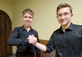 Szymon Jeż (z lewej) i Piotr Połomski z Nowego Sącza także nie wyobrażają sobie braku katechizacji w przestrzeni szkolnej.