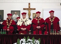 Papieski Wydział Teologiczny ciągle się rozwija. Jest na drodze, by stać się akademią, otwiera nowe kierunki studiów.