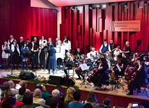 Śpiewanie kolęd z uczniami Państwowej Szkoły Muzycznej I stopnia w Żarach. Wielką pomocą w przygotowaniu były warsztaty z Martyną Dziechciaruk, z którą zespół współpracuje od dłuższego czasu.