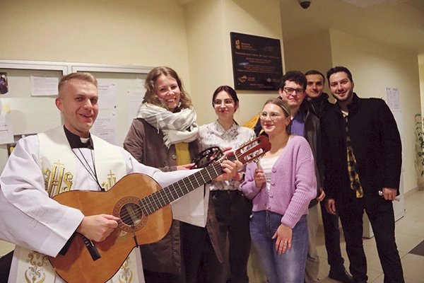 Były gitara, tamburyn i śpiewanie kolęd z uśmiechem na ustach.