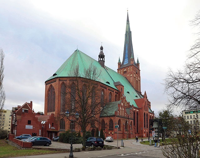 Katedra w Szczecinie, poza prezbiterium i częścią wieży, została zburzona w czasie wojny. 