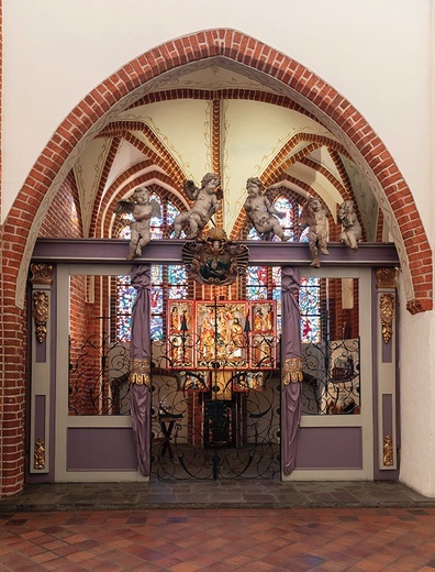 Relikwiarz Apostoła Pomorza przechowywany jest w bocznej kaplicy  po prawej stronie nawy. 