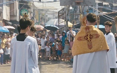 Film pokazuje historie księży,  którzy w niekonwencjonalny sposób przeżywają swoją kapłańską posługę.