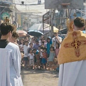 Film pokazuje historie księży,  którzy w niekonwencjonalny sposób przeżywają swoją kapłańską posługę.