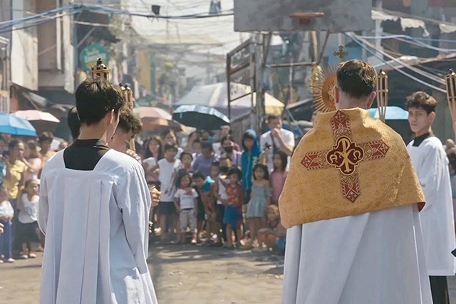 Film pokazuje historie księży,  którzy w niekonwencjonalny sposób przeżywają swoją kapłańską posługę.