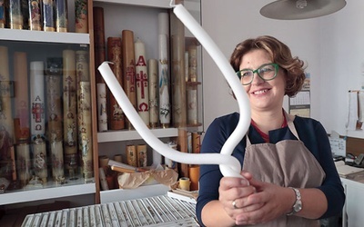 – Praca przy tworzeniu świec rodzi dobre emocje – mówi Agnieszka Kądziołek.