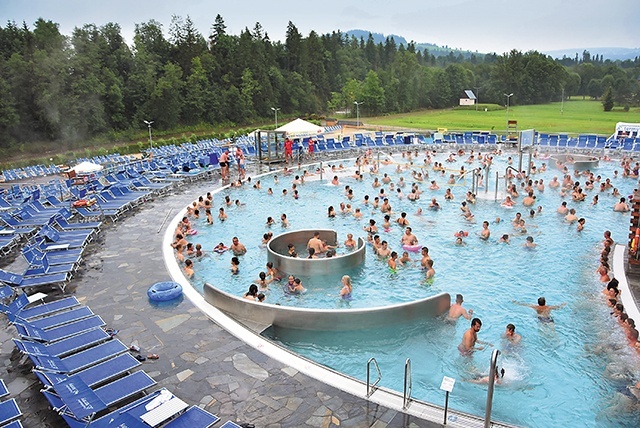 Geotermia świetnie sprawdza się w rekreacji. Obiekty basenowe na Podhalu biją rekordy popularności.
