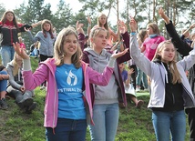 W Festiwalu Życia w Lublińcu-Kokotku zawsze uczestniczy  wielu młodych ludzi.