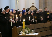 W trakcie Mszy św. odbędzie się obrzęd poświęcenia świec oraz odnowienie ślubów i przyrzeczeń.