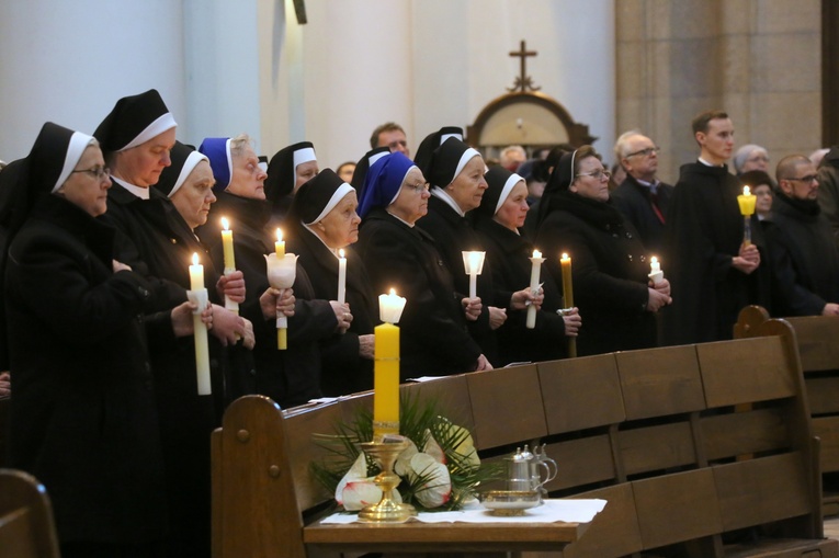 W trakcie Mszy św. odbędzie się obrzęd poświęcenia świec oraz odnowienie ślubów i przyrzeczeń.