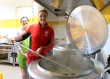 Nina Majewska (z prawej) i Julita Gizicka przygotowują i wydają posiłki potrzebującym w jadłodajni.