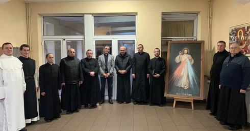 Spotkanie jest okazją do rozmów, modlitwy, wymiany doświadczeń.