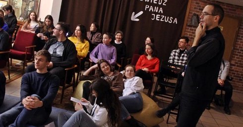 Biskup zagrał ze studentami w grę biblijną, którą sam stworzył 