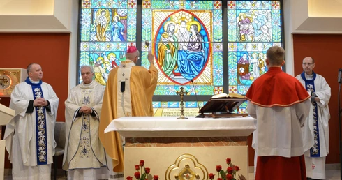 W nowym ośrodku jest 108 miejsc noclegowych, kaplica, sala konferencyjna, jadalnia, sala telewizyjna z funkcją kawiarni, sala rekreacyjna oraz przestronne zaplecze gospodarcze.