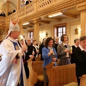 Bp Marek Solarczyk poświęcił gromnice.