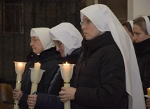 W katedrze na wspólnej modlitwie spotkały się osoby, które żyją według rad ewangelicznych.