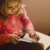 Szwecja rezygnuje z ekranów w nauczaniu młodszych dzieci