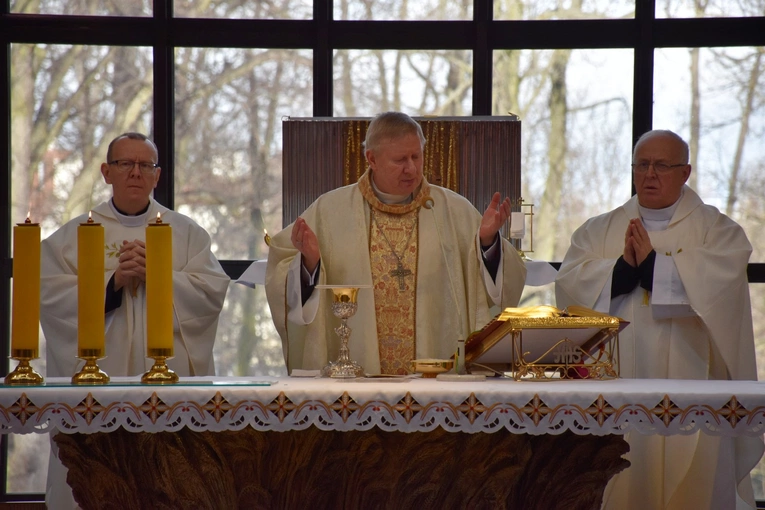 Msza św., która miała miejsce w kościele Matki Boskiej Częstochowskiej we Wrzeszczu, zainicjowała późniejszy cykl konferencji w sali Okręgowej Izby Lekarskiej w Gdańsku. 