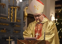 Biskup Wojciech Osial pochodzi z Łowicza. 