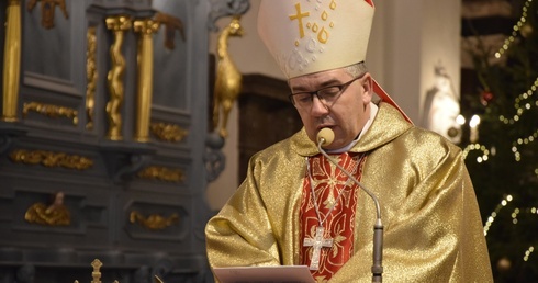 Biskup Wojciech Osial pochodzi z Łowicza. 