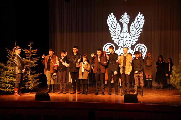 Odtwórcami ról byli aktorzy grupy teatralnej "Maska" z CKiSz w Połańcu.