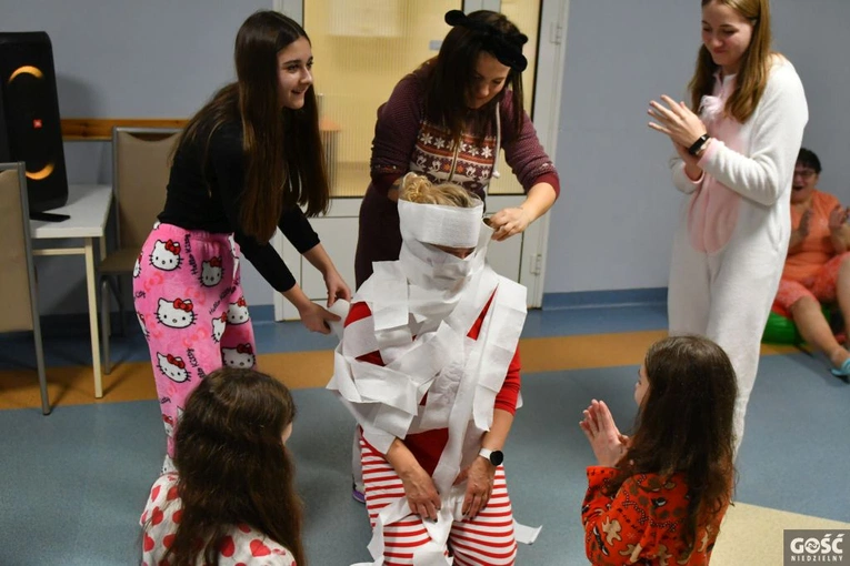 Wolontariusze Caritas zorganizowali bal dla dzieci z przedszkola specjalnego