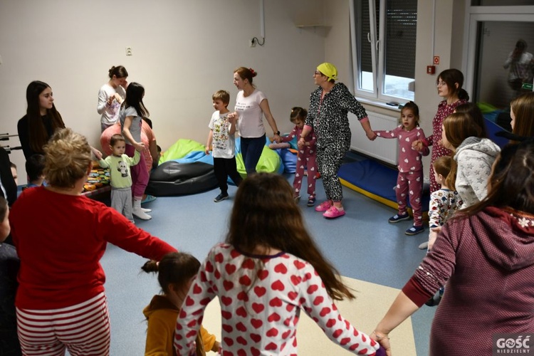 Wolontariusze Caritas zorganizowali bal dla dzieci z przedszkola specjalnego