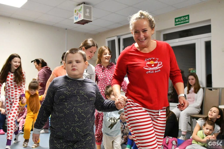 Wolontariusze Caritas zorganizowali bal dla dzieci z przedszkola specjalnego