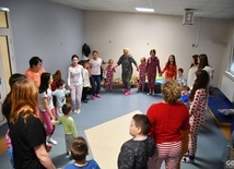 Wolontariusze Caritas zorganizowali bal dla dzieci z przedszkola specjalnego