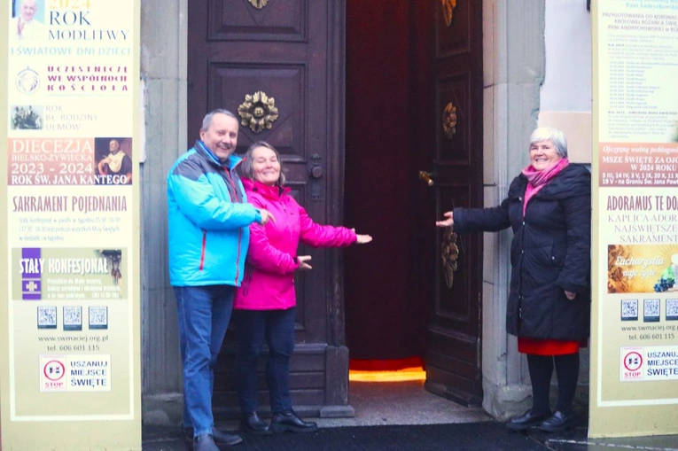 Dorota i Rafał Janoszowie (z lewej) wraz z Teresą Goszczycką zapraszają na rodzinne forum do kościoła św. Macieja w Andrychowie.