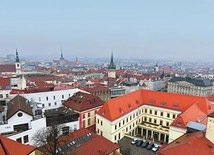 Warto wdrapać się  na katedralną wieżę,  by zerknąć na Brno z lotu ptaka.  