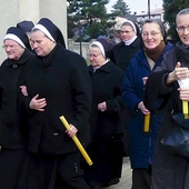 	Uczestniczki modlitwy w drodze do sanktuarium Matki Bożej Pocieszenia.