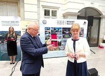 	Medal Gloria Artis z rąk starosty Andrzeja Płonki odebrała dyrygentka Beata Borowska.