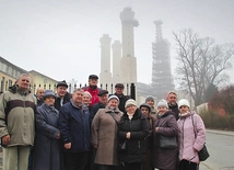 	Inicjatywa odwiedzania kościołów stacyjnych była niedawno na mniejszą skalę prowadzona przez mieszkańców Lędzin i okolic − na zdjęciu odwiedzający w 2019 r. powstającą w Tychach świątynię św. Franciszka i św. Klary.